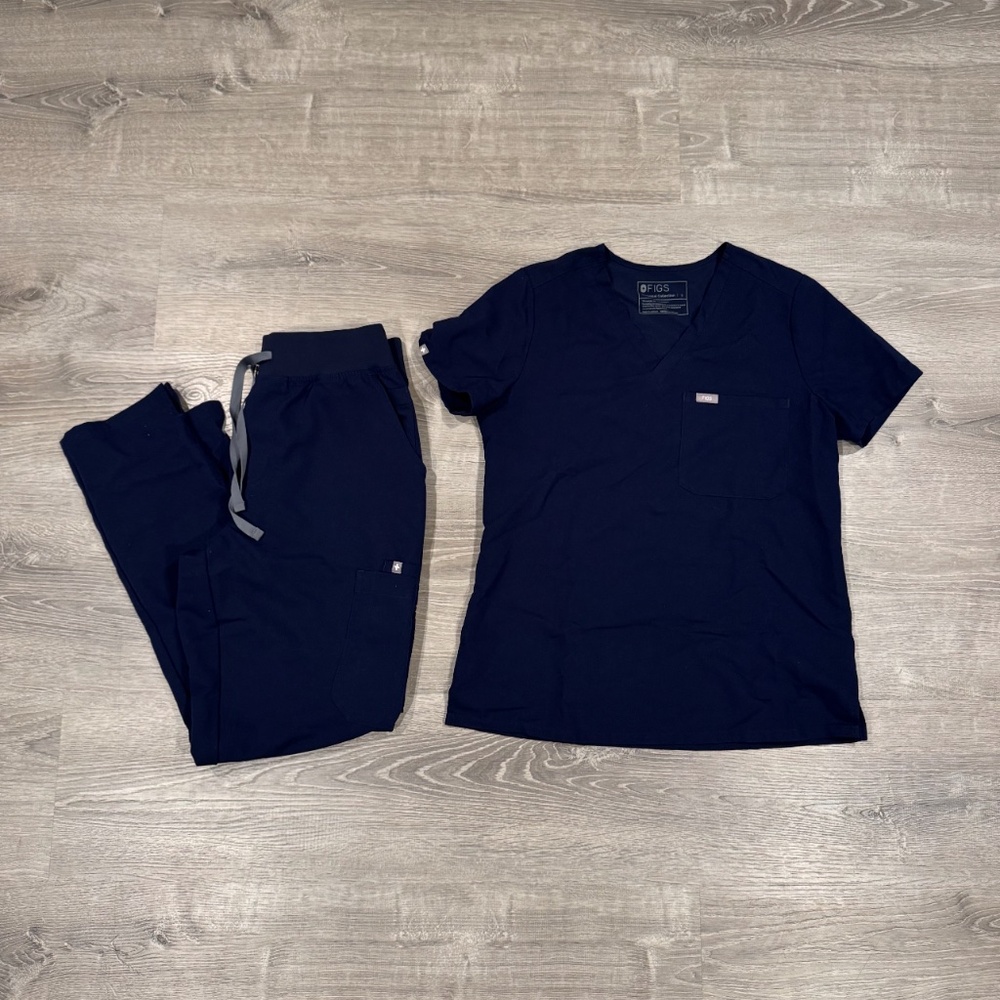 FIGS Catarina One-Pocket Scrub Top/ High Waisted Yola Skinny Scrub Pants by
